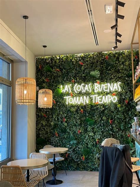 Fotografía del interior de Local Paraíso mostrando su decoración mural y ambiente íntimo