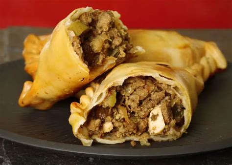 Infografía con los ingredientes clave para el relleno de las empanadas árabes: carne picada, cebolla, limón, especias.