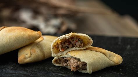 Primer plano del relleno de empanadas árabes, mostrando la textura y los ingredientes.