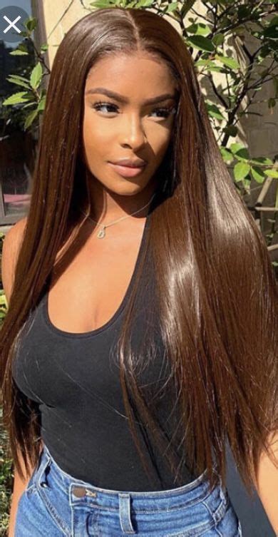 Mujer morena con cabello color chocolate claro y brillante