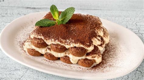 Mesa variada de postres italianos, con Tiramisú, Panna Cotta y Cannoli