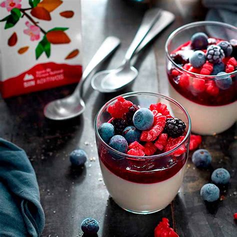 Panna Cotta con salsa de frutos rojos en un vaso