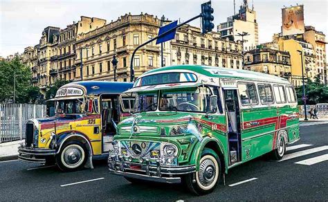 Colectivo porteño antiguo con fileteado