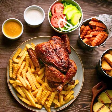 Plato de pollo a las brasas con acompañamientos en Osorno