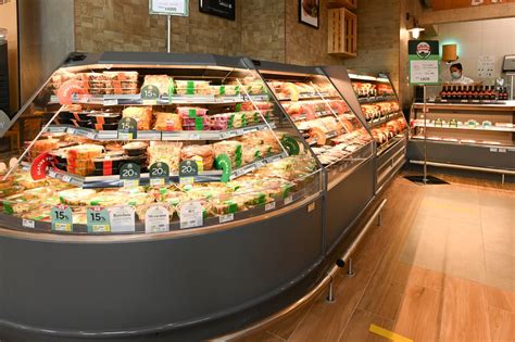 Supermercado con sección de comidas preparadas, incluyendo pollo asado