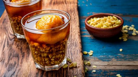Recipiente tradicional de mote con huesillo con duraznos y granos de mote