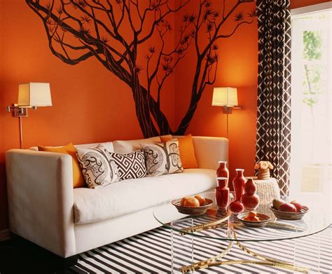 Sala con una pared principal en color chocolate y detalles decorativos en naranja