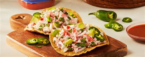 Plato de salpicón de jaiba fresco con tostadas