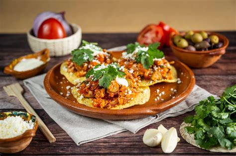 Ingredientes frescos para salpicón de jaiba: jaiba, jitomate, cebolla, cilantro, chiles