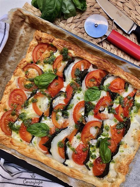 Fotografía de una tarta Caprese con tomates cherry y mozzarella fresca