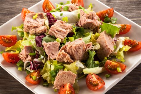 Ingredientes básicos para una ensalada de atún con tomate y cebolla