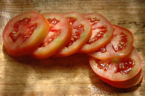 Tomates cortados en rodajas para la ensalada