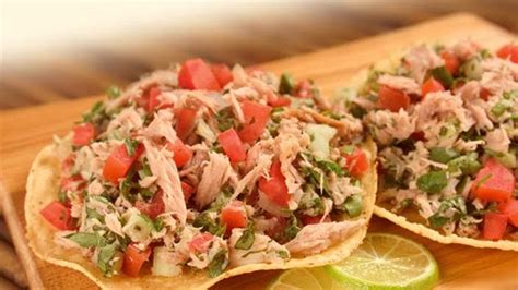 Presentación de ensalada de atún a la mexicana con tostadas