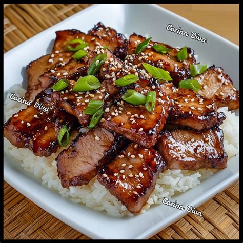 Salsa de miel y azúcar caramelizándose en una sartén con ajo