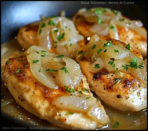 Pechugas de pollo doradas en una sartén con rodajas de limón y miel