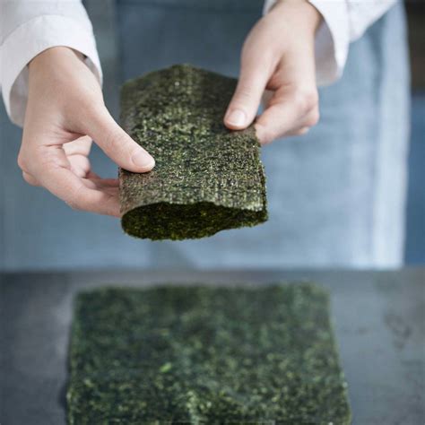 Sushi horneado servido en cuadrados de alga nori