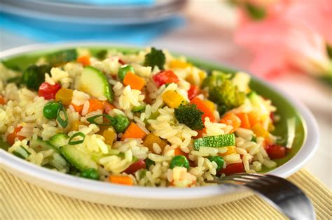 Plato principal de arroz con verduras y pavo a la plancha