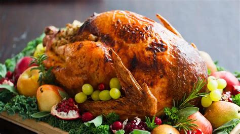 Selección de ingredientes frescos: pavo, arroz y diversas verduras