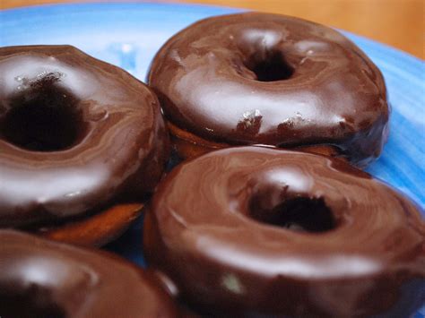 Donas recién hechas cubiertas con glaseado de chocolate