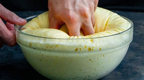 Masa de dona fermentando en un bol