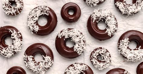 Donas con glaseado de coco y espolvoreadas con coco rallado