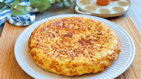 Tortilla de coliflor y calabacín recién hecha en una sartén