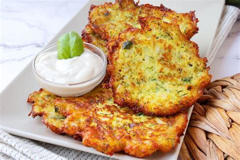 Tortitas de calabacín y brócoli horneándose en una bandeja