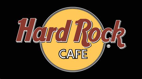 Interior de un Hard Rock Cafe conmemorando su ambiente musical y gastronómico, con un plato característico en primer plano