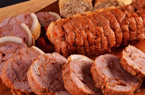 Ilustración de un arrollado de huaso artesanal servido al plato con acompañamientos tradicionales