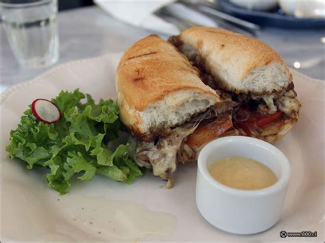 Fotografía de un sándwich de arrollado servido en marraqueta fresca