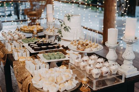 Mesa de dulces variados con decoración elegante para boda