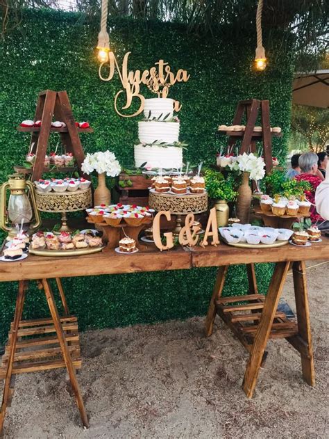 Decoración rústica para mesa de postres al aire libre