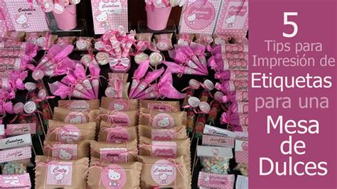 Etiquetas personalizadas y elementos decorativos en una mesa de dulces