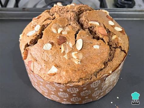 Pan de Pascua sin gluten y sin azúcar añadida decorado con frutos secos