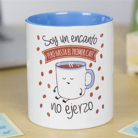 Diseño de una taza de café con una frase inspiradora, estilo minimalista