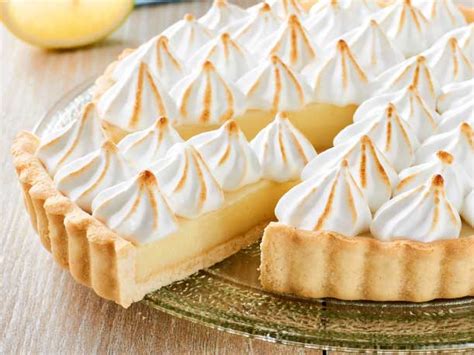 Foto de un pie de limón y merengue con el merengue dorado