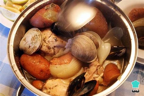 Ilustración de un curanto en olla servido en un plato hondo con sus ingredientes visibles: mariscos, carnes, papas y caldo.