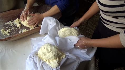 Fotografía artesanal de una buñolería tradicional mostrando el proceso de elaboración de buñuelos en aceite caliente