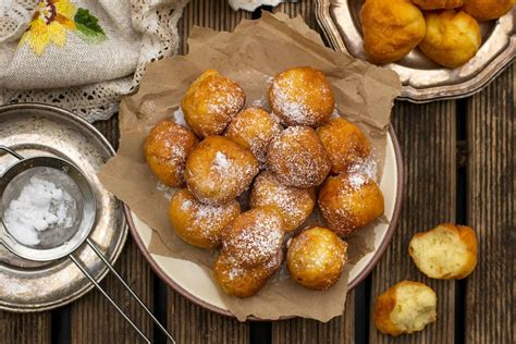 Esquema infográfico que ilustra los diferentes tipos de buñuelos y sus métodos de preparación según la región