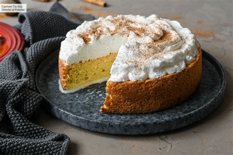 Tarta de tres leches decorada con merengue y canela