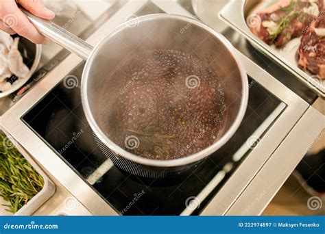 Salsa de chancaca hirviendo en una cacerola
