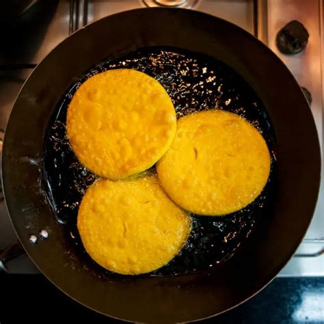 Sopaipillas friéndose en aceite caliente