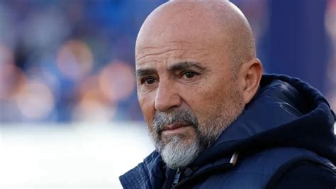 Jorge Sampaoli dirigiendo a un equipo de fútbol en el banquillo