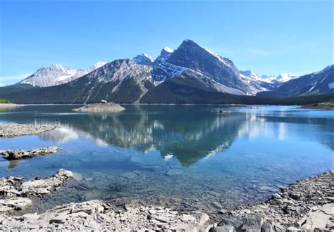 Fotografía de las costas del Lago Superior mostrando el descenso del nivel del agua