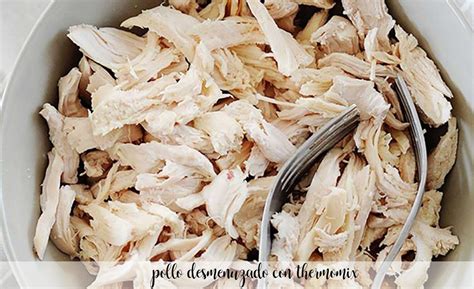 Fotografía de pechuga de pollo desmenuzada tras la cocción, lista para usar en ensaladas