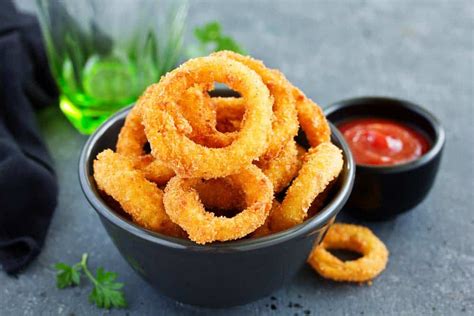 Imagen de aros de cebolla recién fritos en un plato