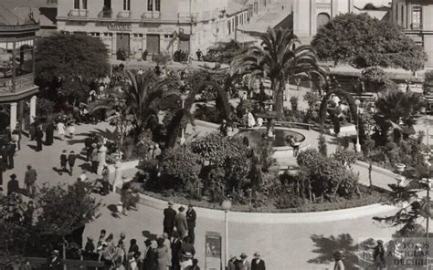 Fotografía antigua de la Plaza de Armas de San Bernardo con la estatua de Domingo Eyzaguirre