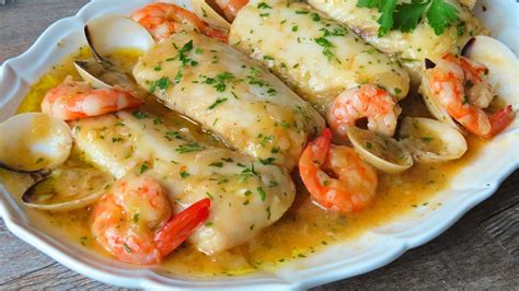 Ingredientes frescos para merluza a la marinera: merluza, almejas, gambas, perejil, ajo, vino blanco