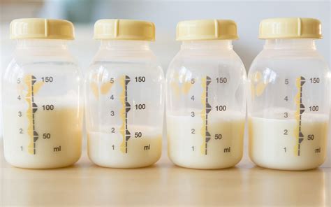 Foto de varios recipientes de leche materna etiquetados con fecha y nombre