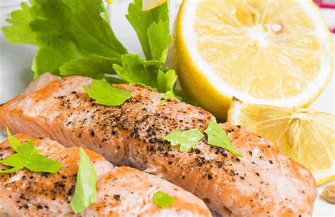 Salmón fresco entero con limón y hierbas